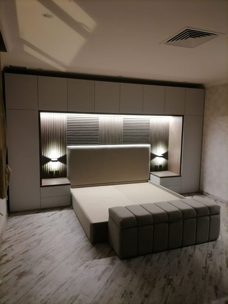 Door & More Bedroom: Modern Oasis with a Touch of elegance